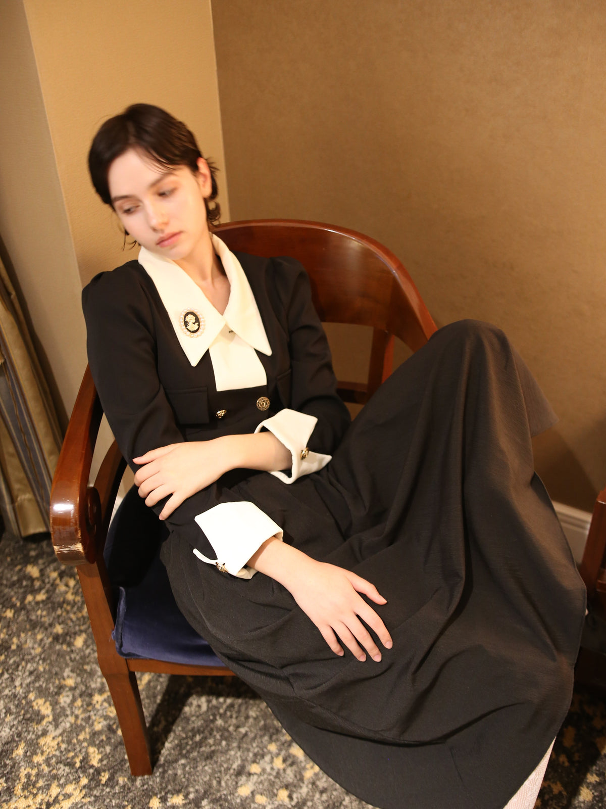 Ivory-Collar Elegance Set Up